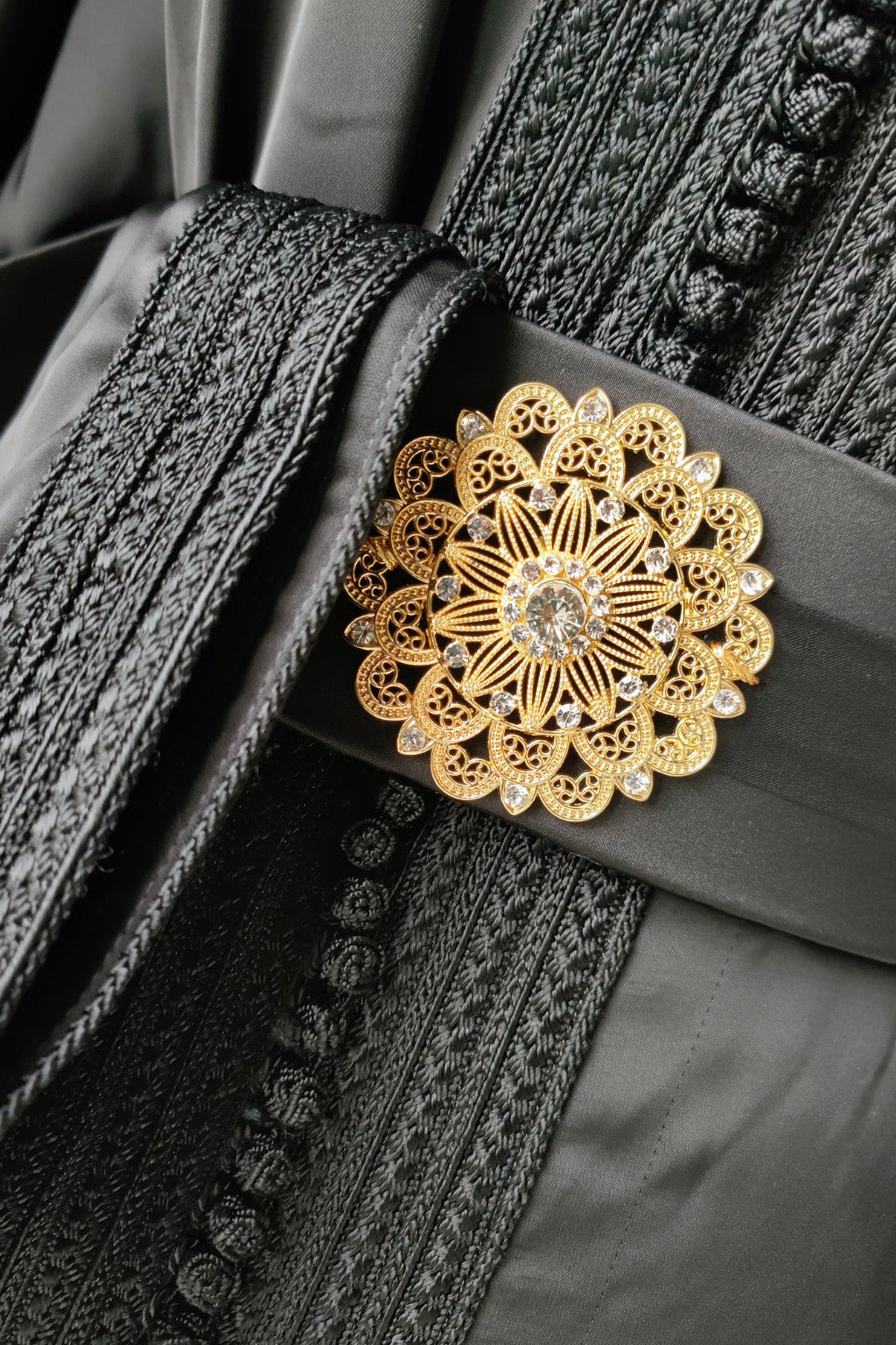 Caftan Lina – Drap de Soie Noir & Ceinture Brochée