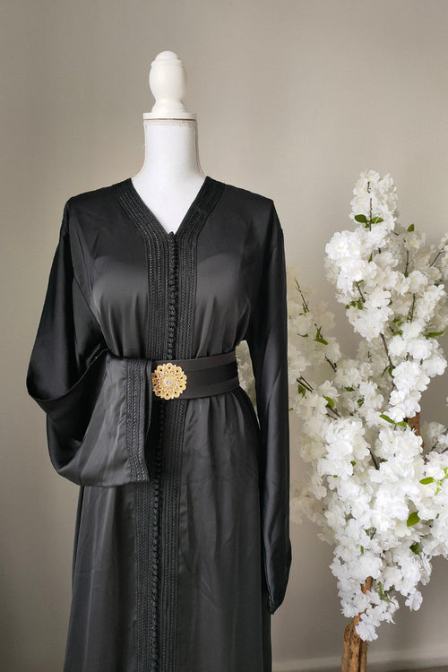 Caftan Lina – Drap de Soie Noir & Ceinture Brochée