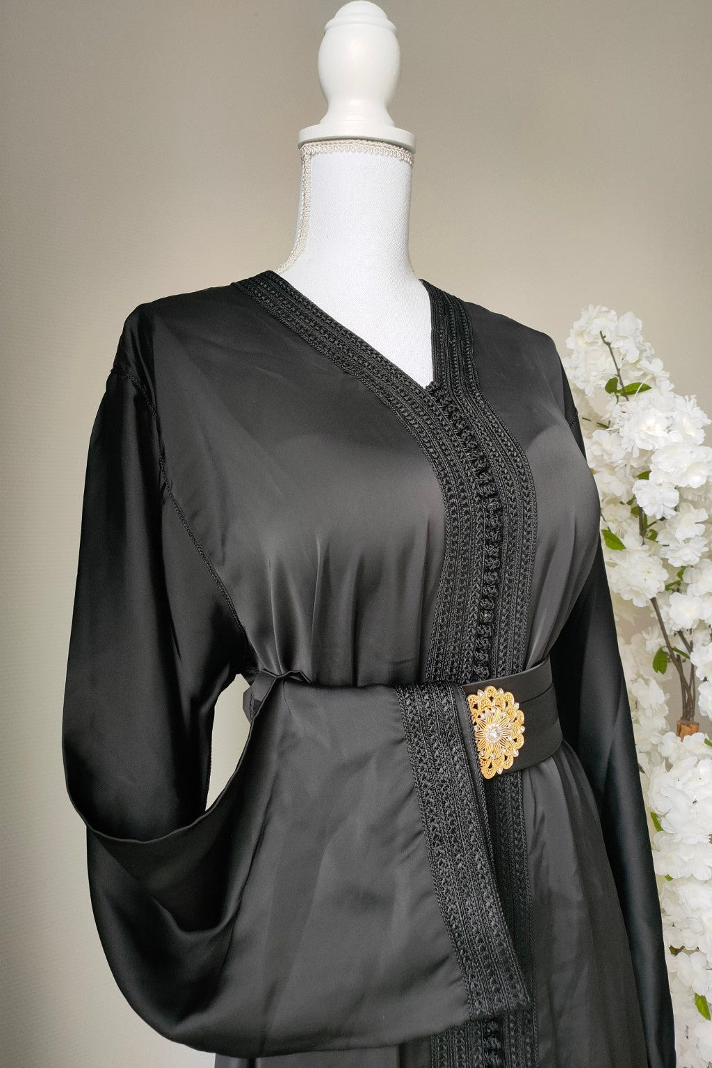 Caftan Lina – Drap de Soie Noir & Ceinture Brochée