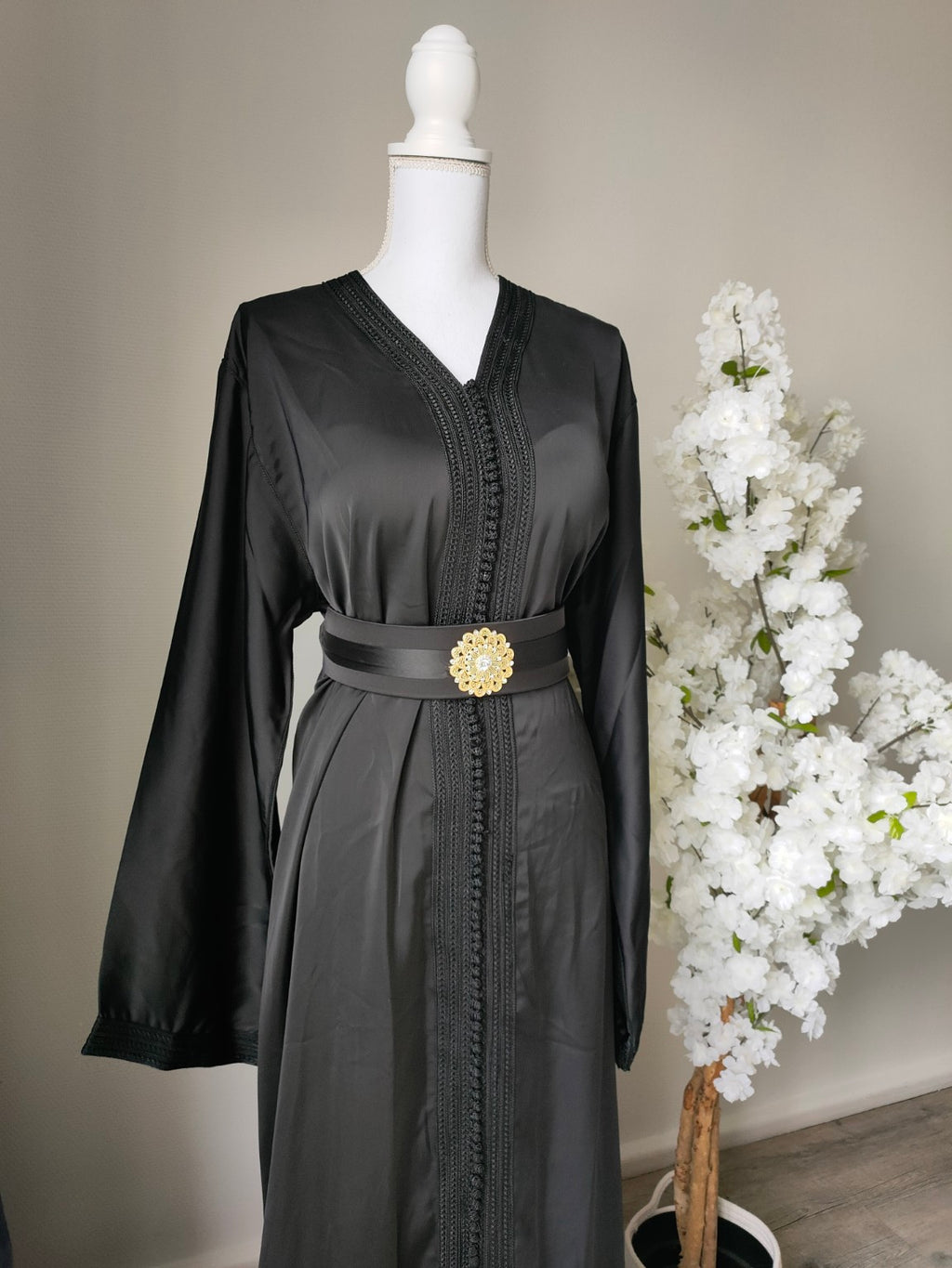 Caftan Lina – Drap de Soie Noir & Ceinture Brochée