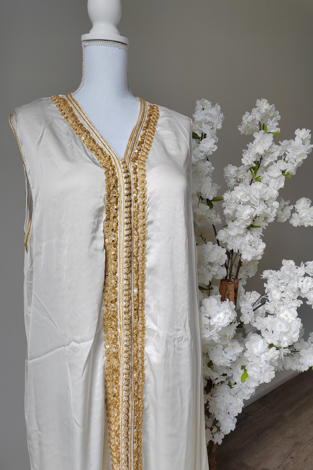 Takchita Mariage Ivoire & Or – Broderies Dorées & Ceinture