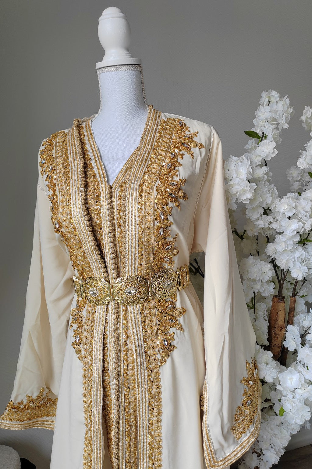 Takchita Mariage Ivoire & Or – Broderies Dorées & Ceinture