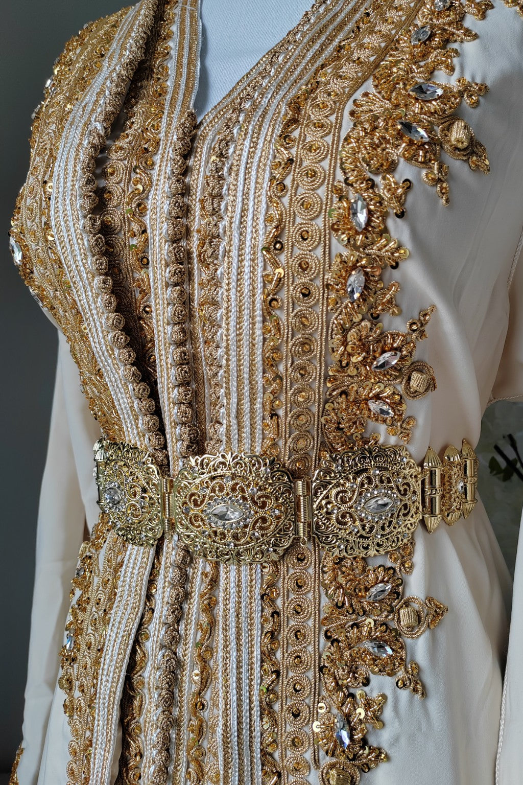 Takchita Mariage Ivoire & Or – Broderies Dorées & Ceinture