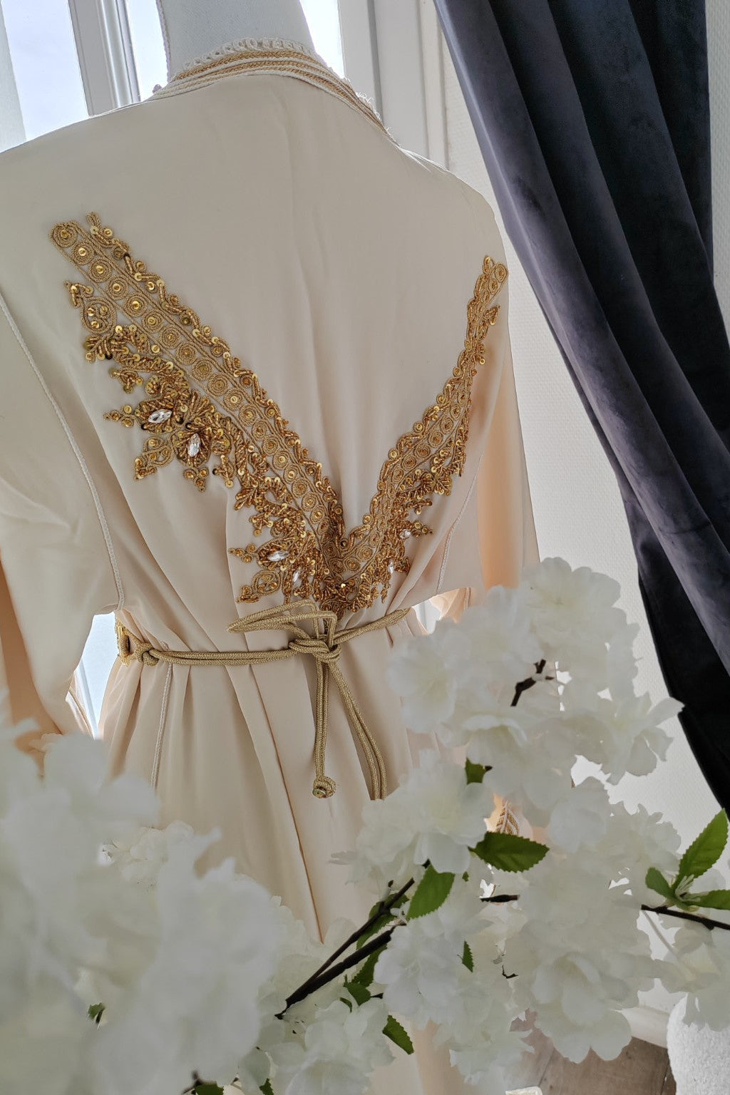 Takchita Mariage Ivoire & Or – Broderies Dorées & Ceinture