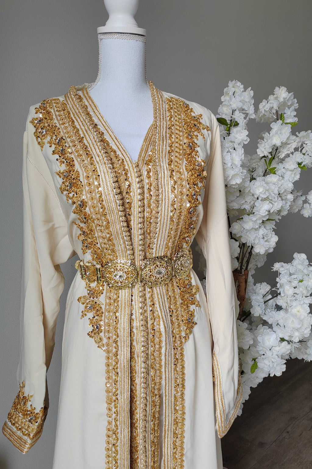 Takchita Mariage Ivoire & Or – Broderies Dorées & Ceinture