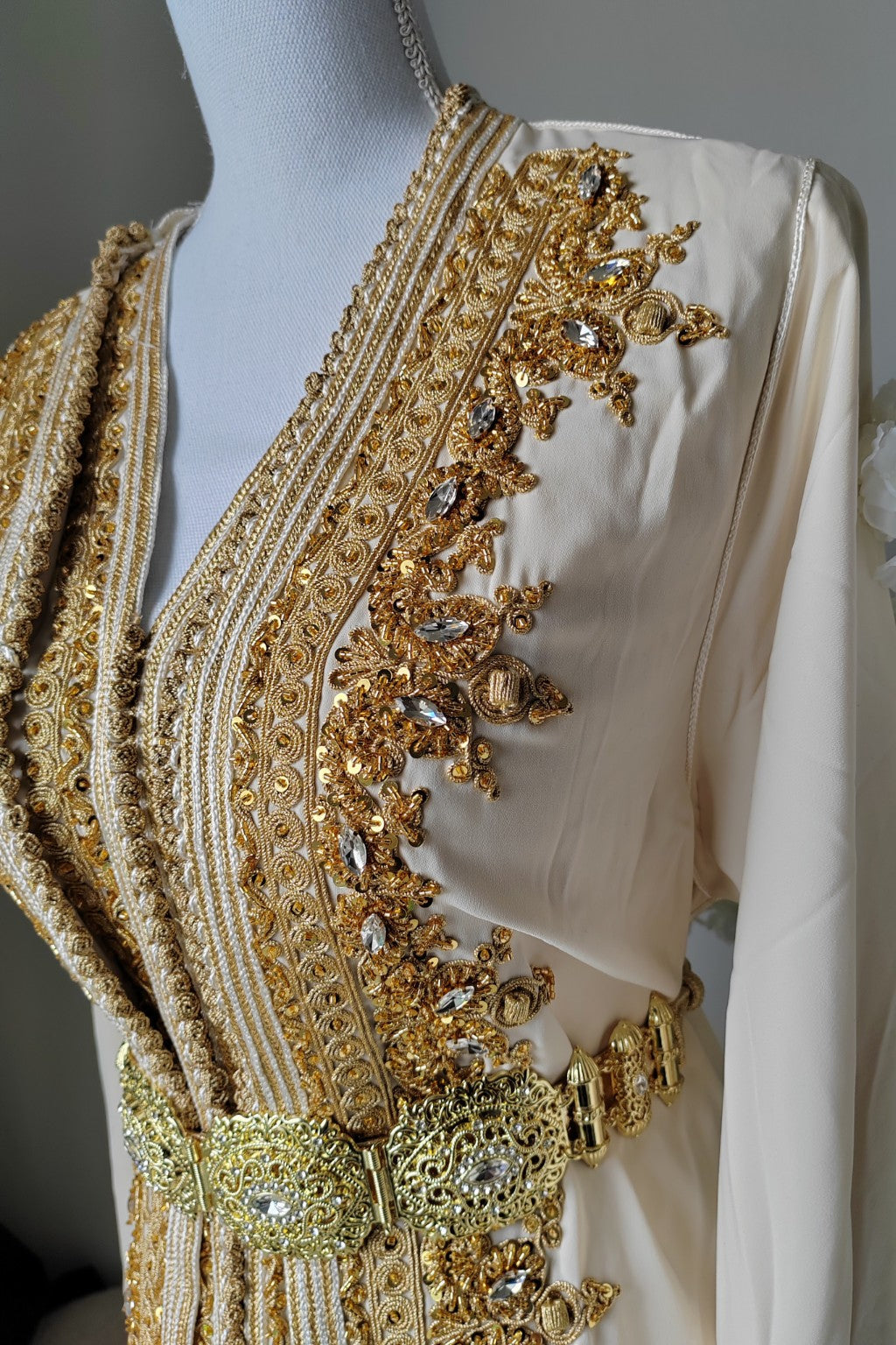 Takchita Mariage Ivoire & Or – Broderies Dorées & Ceinture