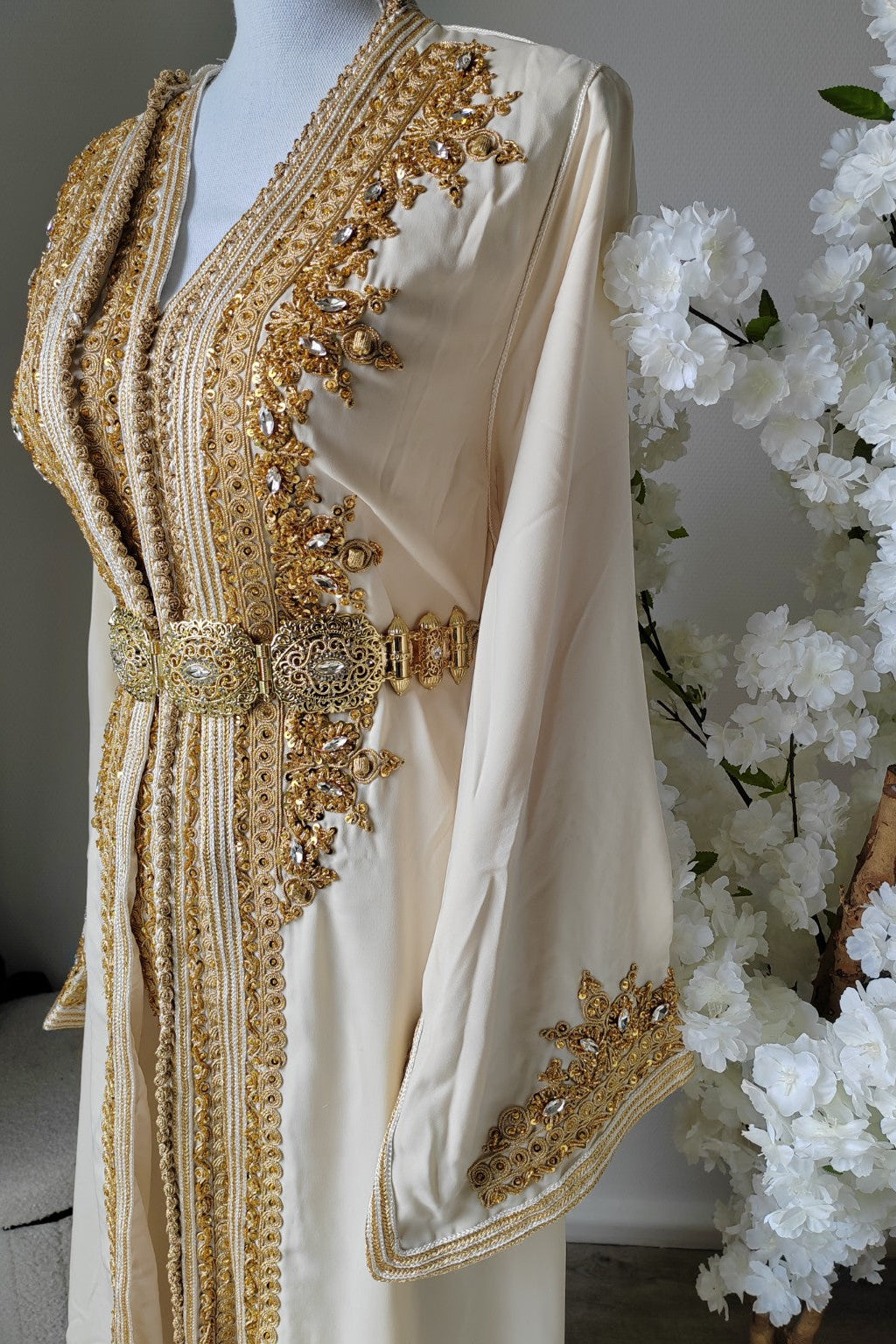 Takchita Mariage Ivoire & Or – Broderies Dorées & Ceinture