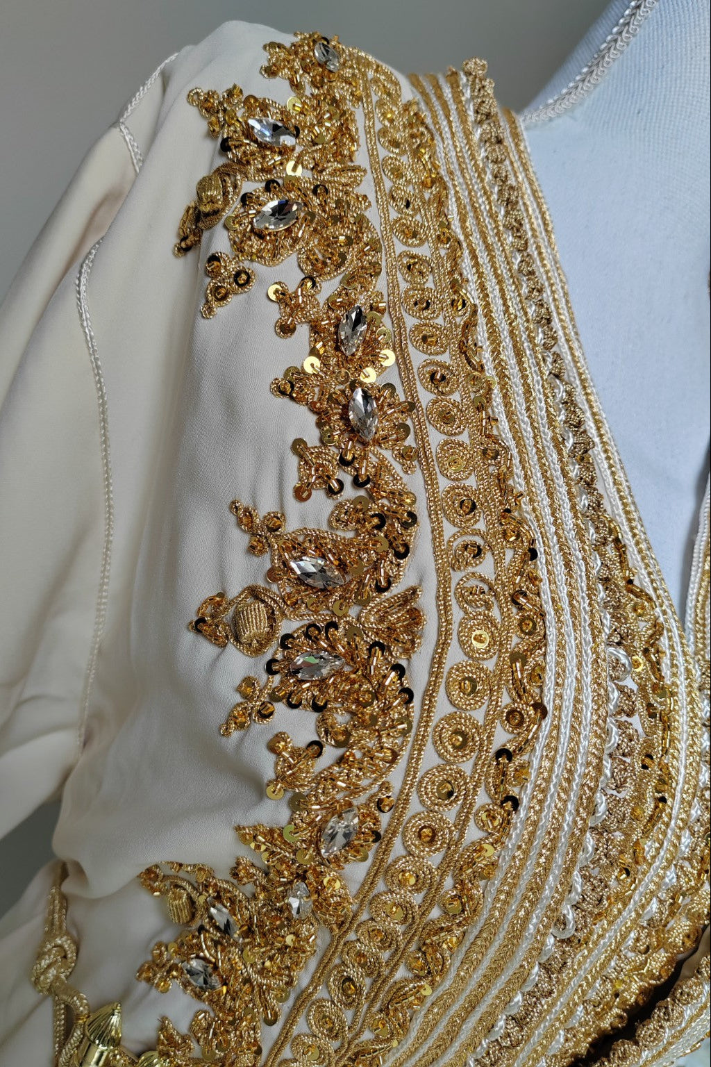 Takchita Mariage Ivoire & Or – Broderies Dorées & Ceinture