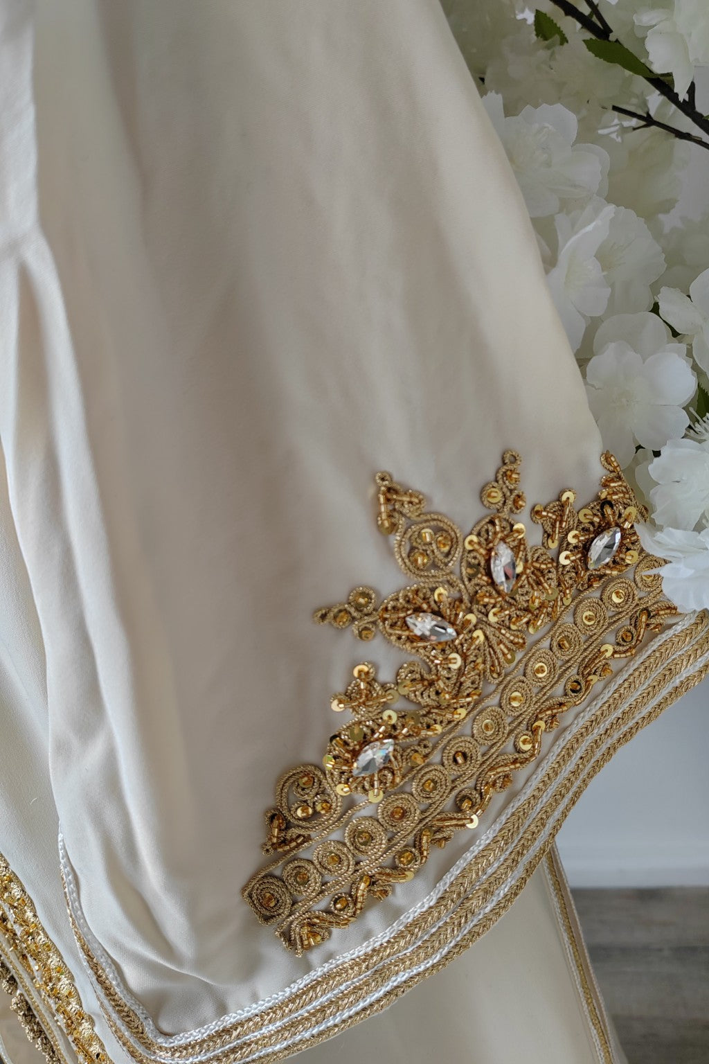 Takchita Mariage Ivoire & Or – Broderies Dorées & Ceinture